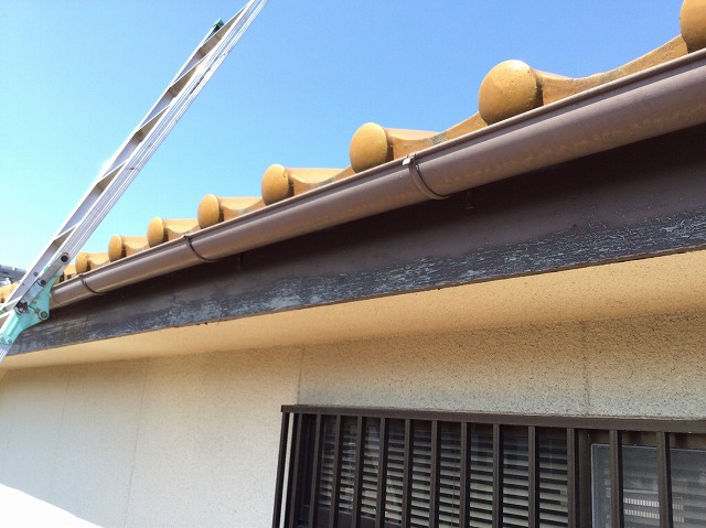 姫路市　軒先の半丸樋と鼻隠しの塗膜劣化